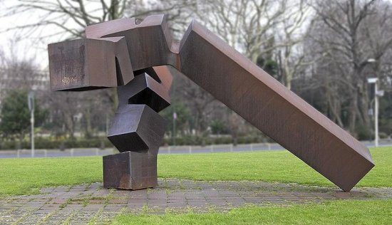 Eduardo Chillida sculpteur